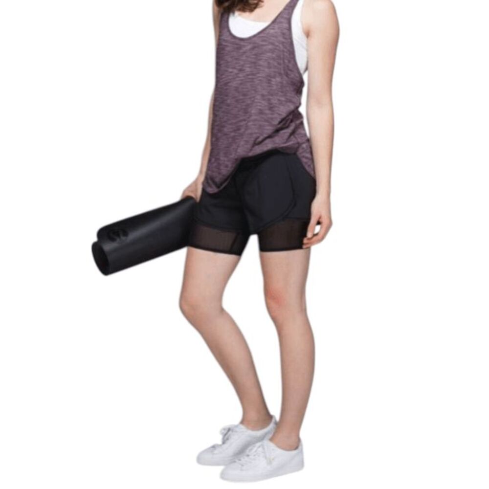 LULULEMON ATHLETICA Hot To The Street Short Size 4